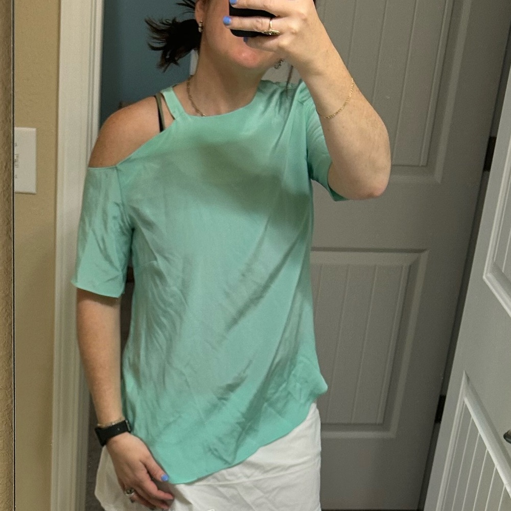 Amanda Uprichard, shoulder cut out top